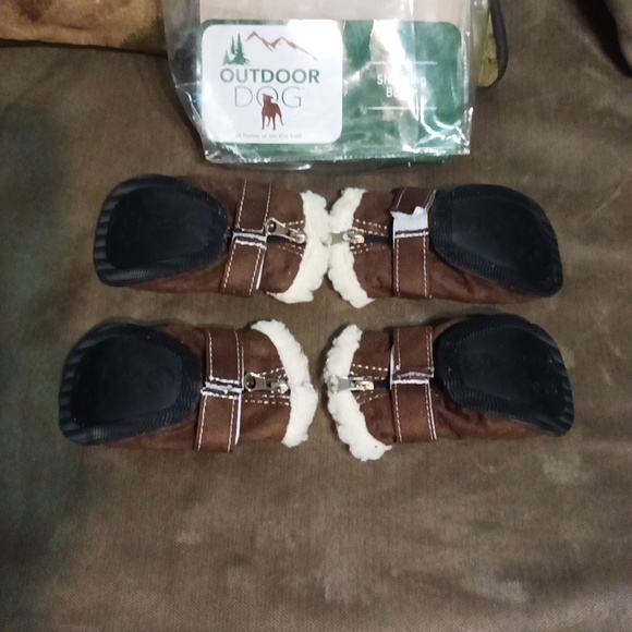 Outdoor Dog shearling boots brown size medium 4 boots - Picture 15 of 17